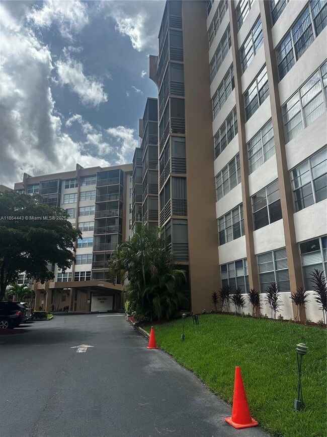 Building Photo - 1000 St Charles Pl