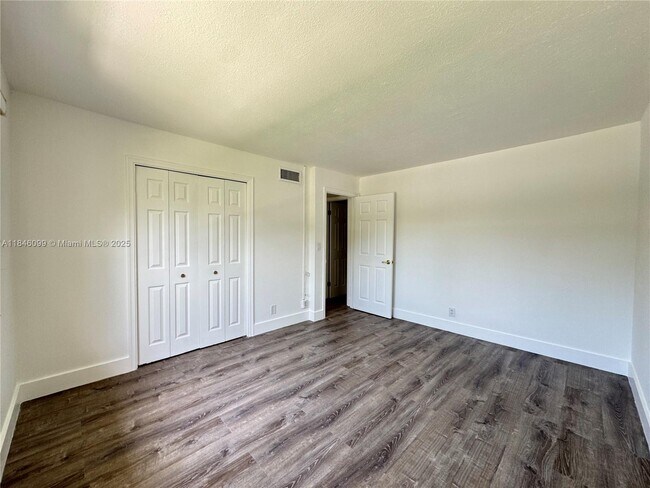 Foto del edificio - 16215 Saddle Club Rd