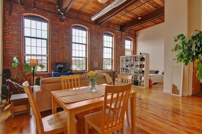 Building Photo - 589 Atwells Ave