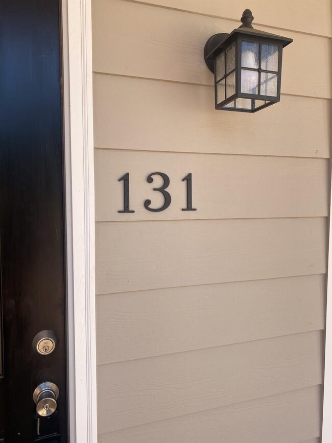 Building Photo - 131 Ivy Creek Dr