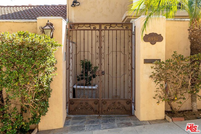 Building Photo - 6930 Oporto Dr