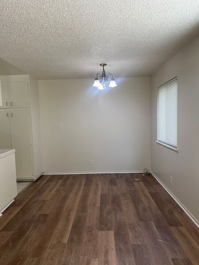Building Photo - UPDATED 2 BEDROOM CONDO!!