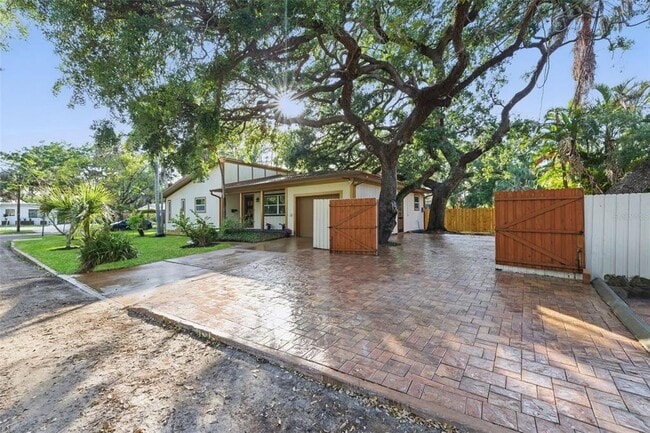Building Photo - 4926 Camellia Way S