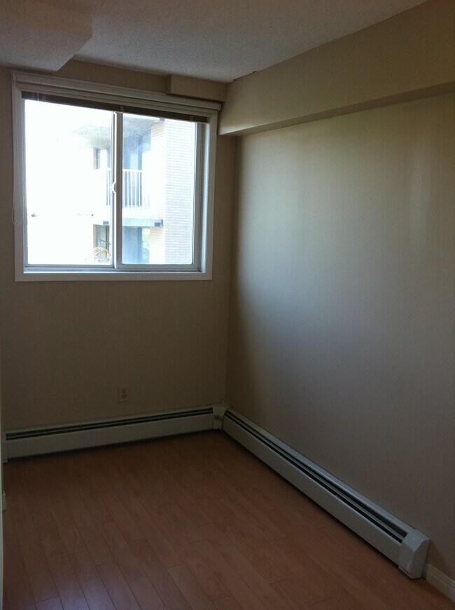 Photo du bâtiment - 110 2 Av SE
