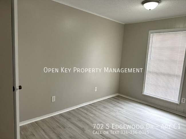 Building Photo - 702 S Edgewood Dr