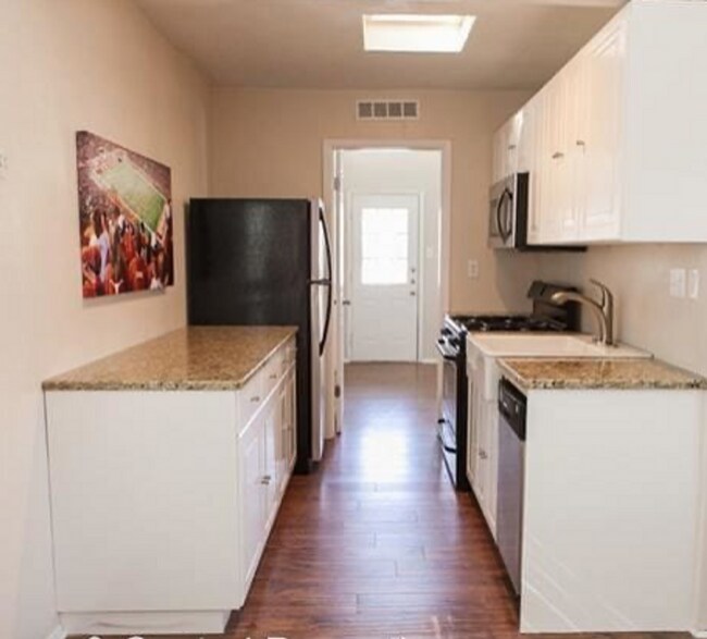 Building Photo - Renovated, modern, and amazing location ne...