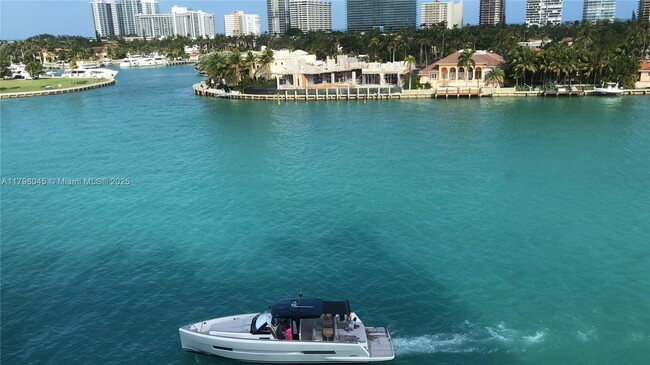 Foto del edificio - 10201 E Bay Harbor Dr