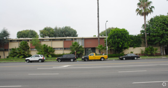 Building Photo - Roscoe Lanai in CANOGA PARK