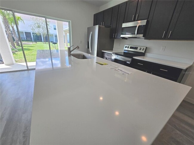 Building Photo - 737 W Oak Dr