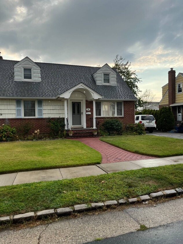 19 6th Ave, New Hyde Park, NY 11040 House Rental in New Hyde Park, NY