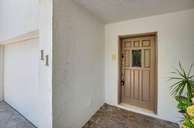 Building Photo - 1222 Hillsboro Mile