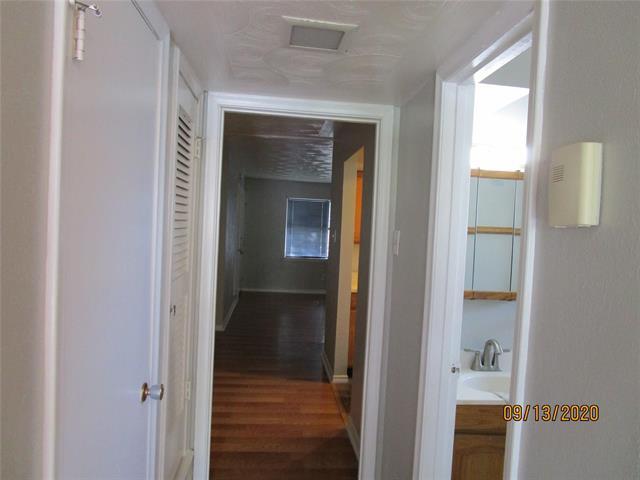 Building Photo - 2104 Oakhurst Dr