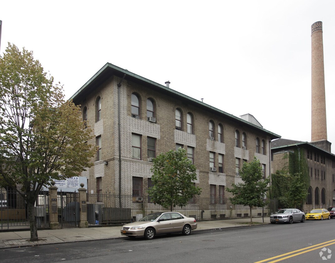 Building Photo - 302-310 Jackson St