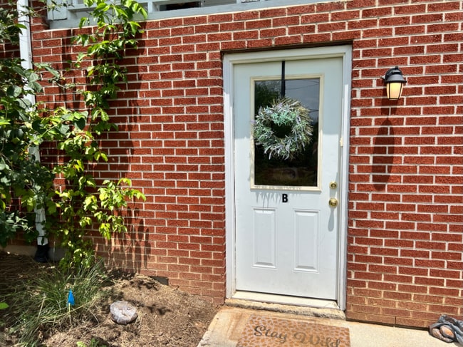 Building Photo - 1355 N Main St