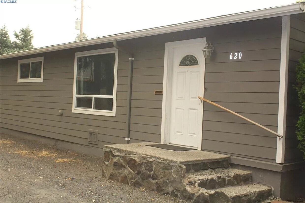 Front Entry - 620 NW Fisk St