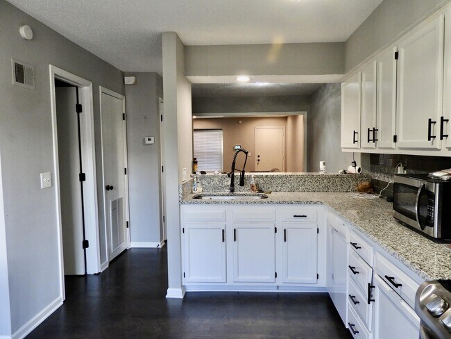 Foto del edificio - 8316 Metcalf Ave