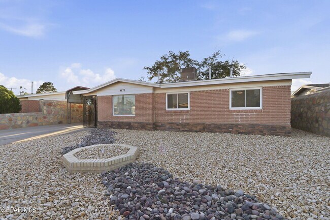 Foto del edificio - 4873 Mcgregor Dr