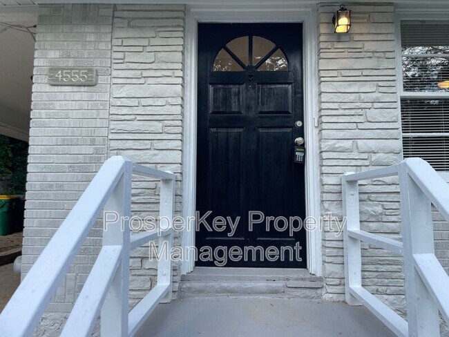 Foto del edificio - 4555 Hillpine Rd