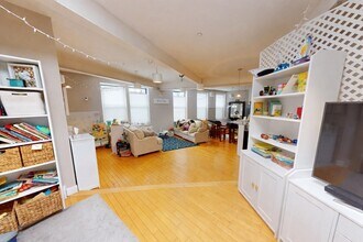 Building Photo - 72 Kent St