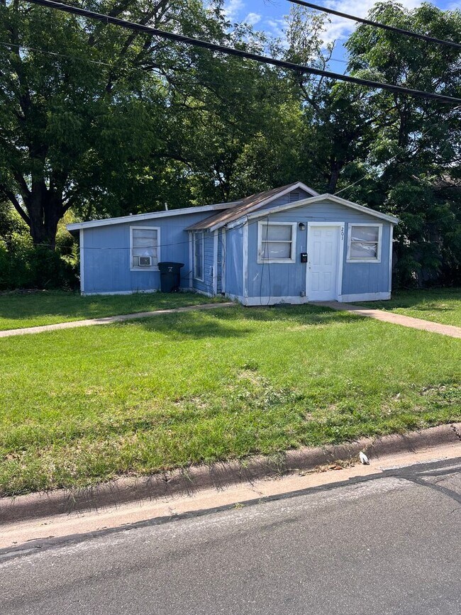 Foto del edificio - Two bedroom one bathroom located house on corner lot