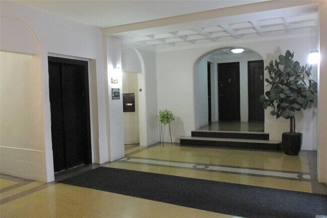 Foto del edificio - 35-64-64 89th St