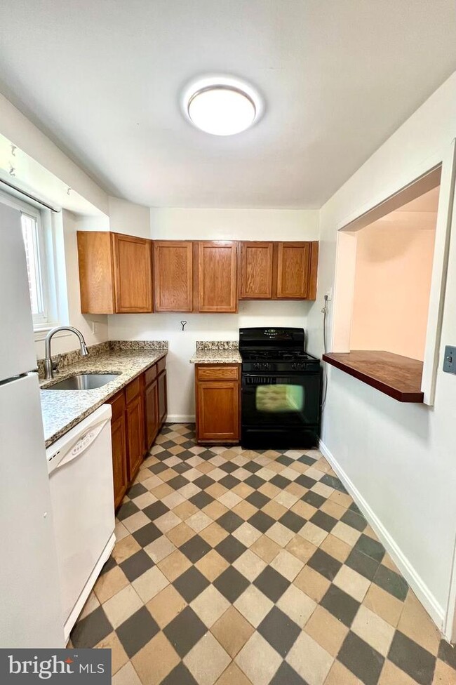 Building Photo - 1612 Kenwood Ave