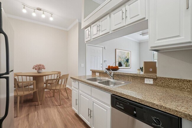 Building Photo - Crest Manor