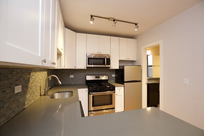 Building Photo - 2837 W Palmer