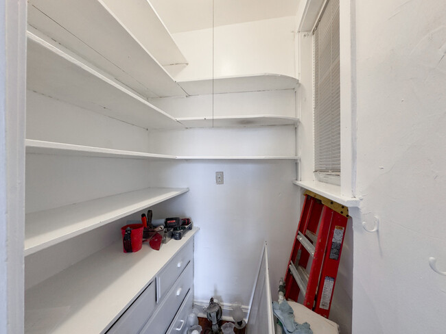 Foto del edificio - 4404 N Winchester Ave