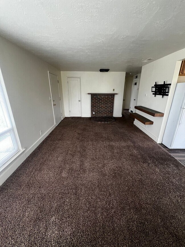 Building Photo - Adorable Three Bedroom One Bathroom Single Car Garage