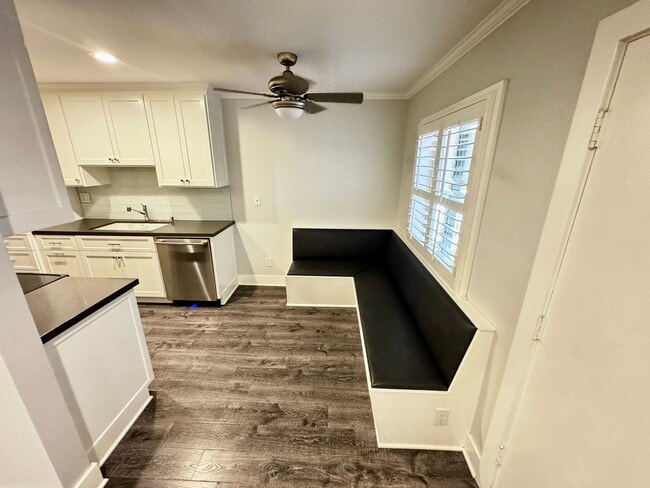 Building Photo - REMODELED 1 BEDROOM CONDO - Naples Island ...