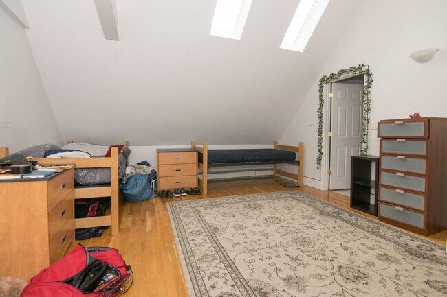 Foto del edificio - Brighton 6 Bed Duplex – 3.5 Baths – 4 Parking – Top Floor – No Fee – 9/1