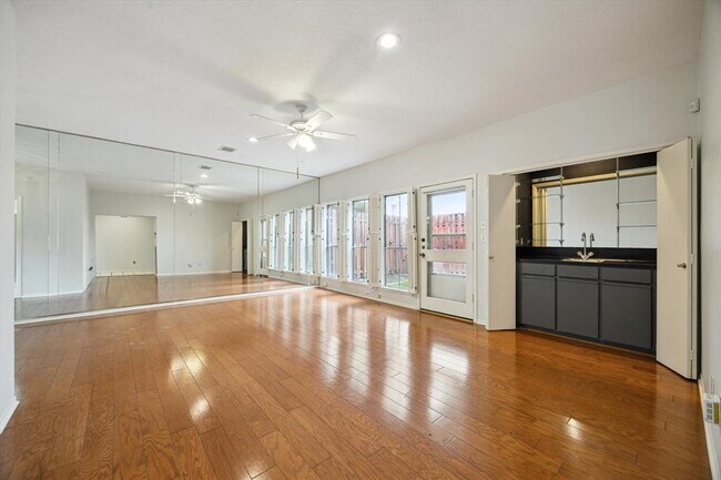 Foto del edificio - 4131 Purdue St
