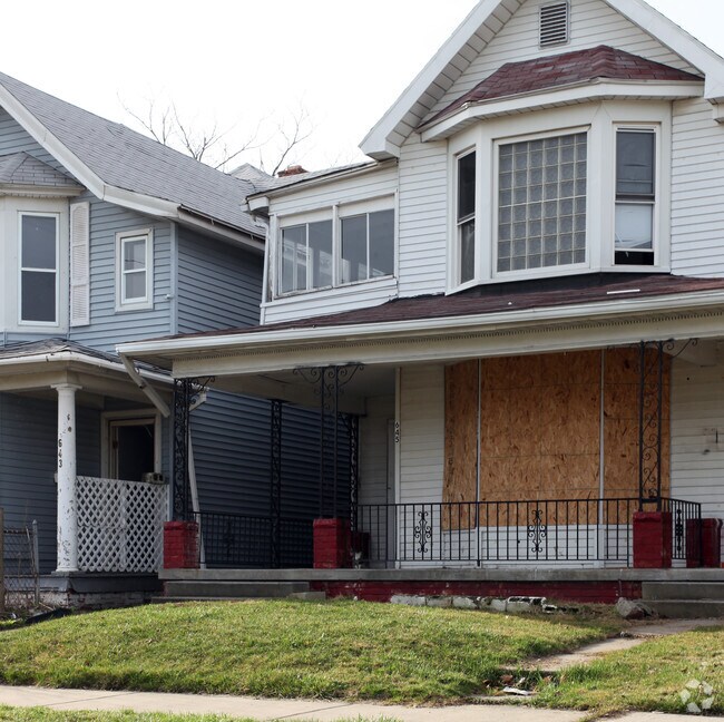 Building Photo - 647 Palmwood Ave