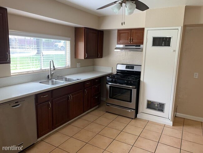 Building Photo - 869 Lincoln Ave