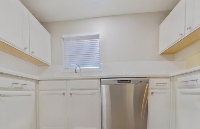 Building Photo - AVAILABLE NOW READY TO MOVE IN