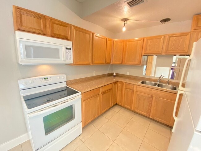Building Photo - Available Now! 2/2 Bungalow near Downtown