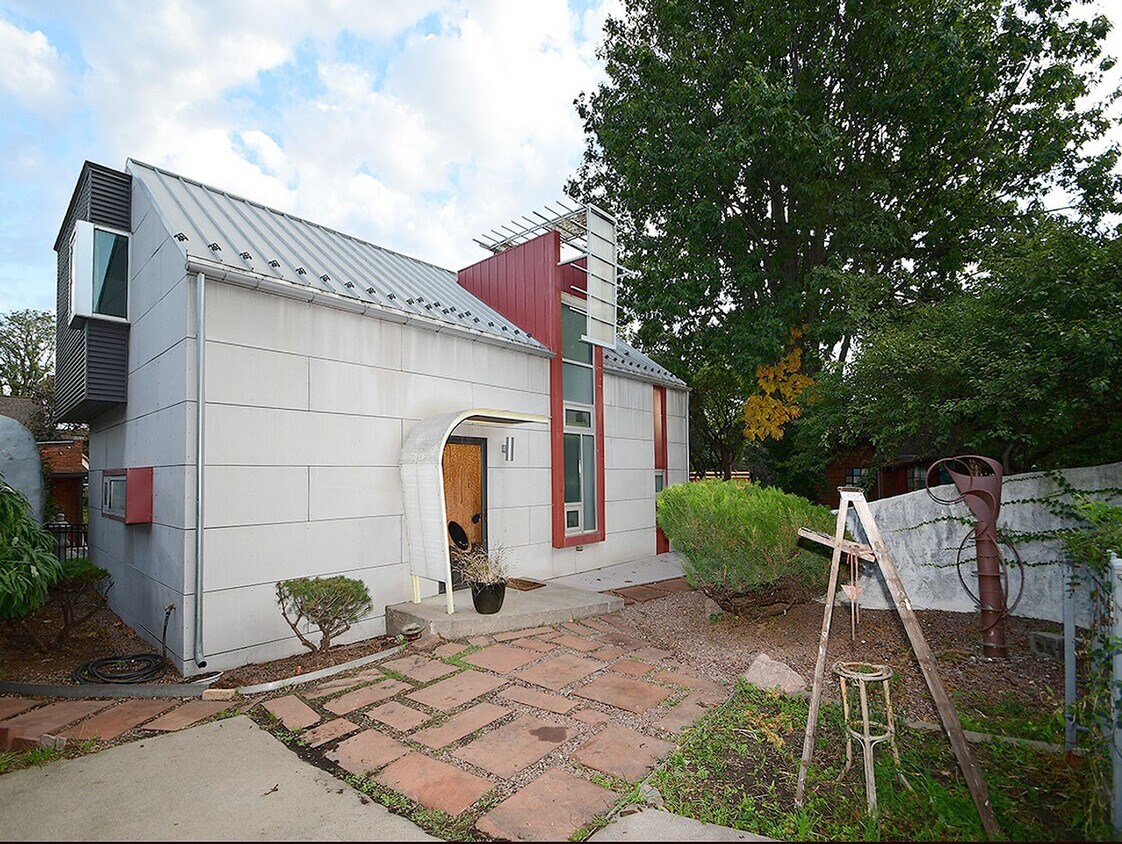 Primary Photo - Cool House