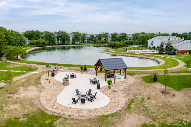 Sala de estar/cocina al aire libre - Ironwood Gardens Apartments