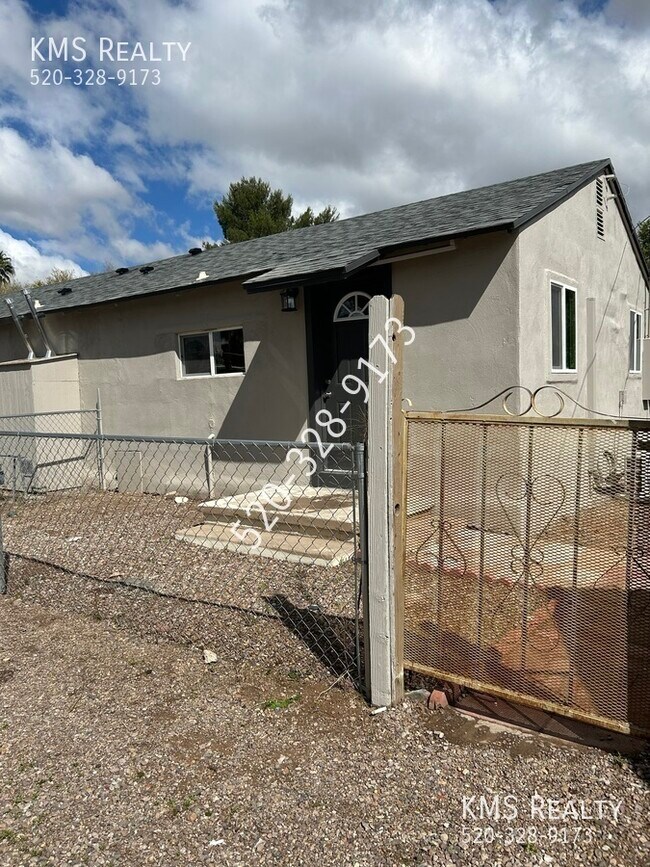 Building Photo - 280 E Pastime Rd