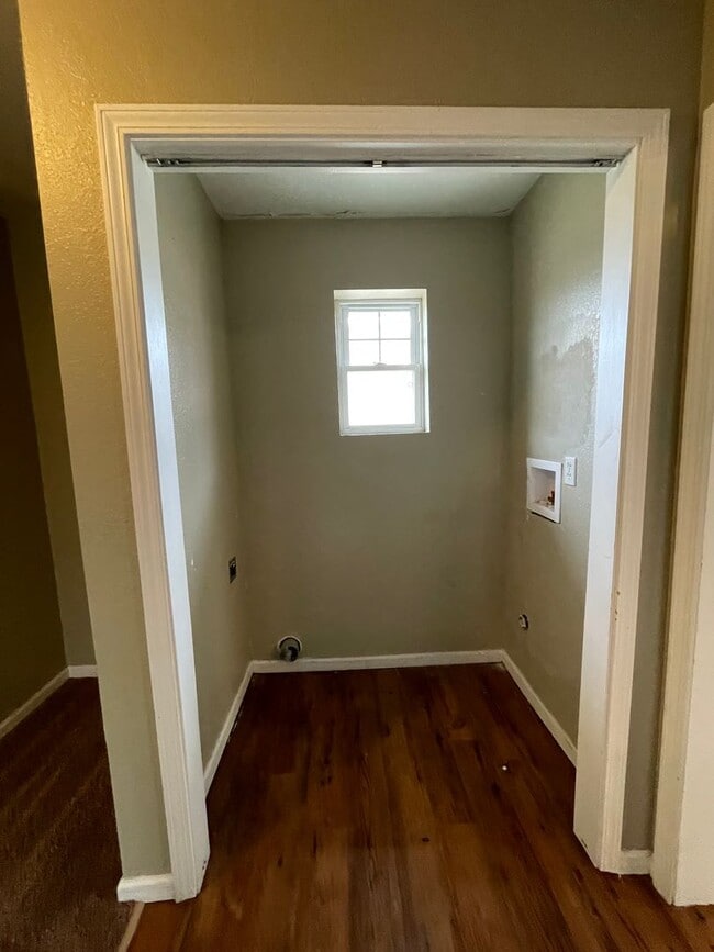 Foto del edificio - 2 bed/ 1 bath Single Family House