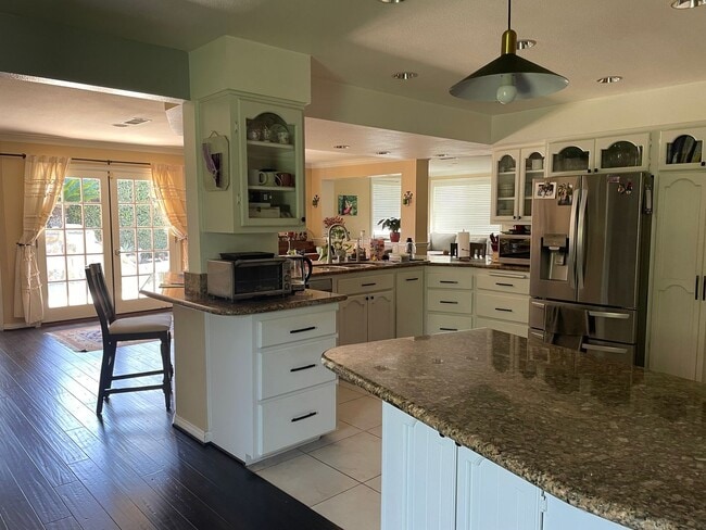 Building Photo - Spacious East Ventura 4 Bedroom 2 Bath Pool Home