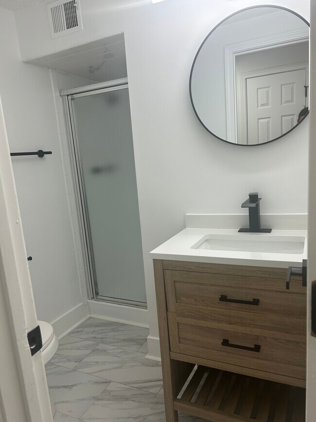 Foto del edificio - 3803 NE Colonial Dr