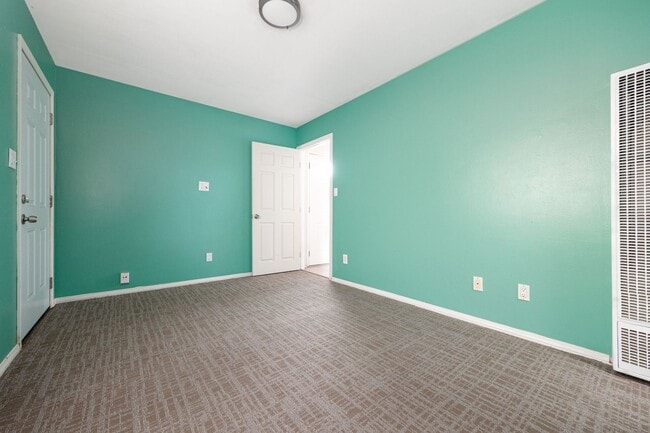 Building Photo - Beautiful Detached 1 Bedroom Home in Lakeside!