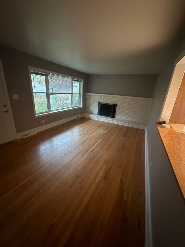 Building Photo - 3 Bedroom 1.5 Bath home for rent in the Mo...