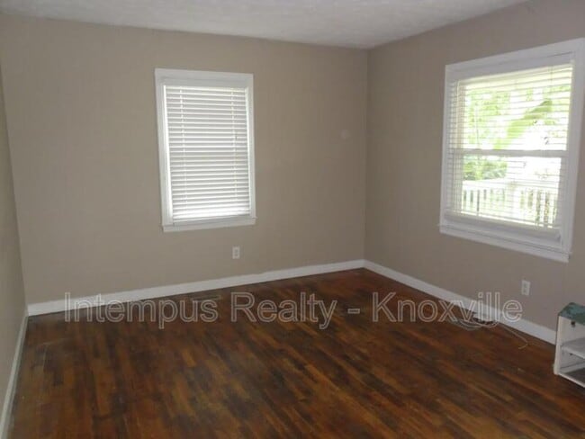 Photo - 805 Centeroak Dr House