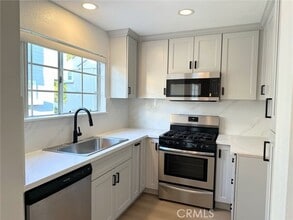 Building Photo - 2800 Plaza del Amo