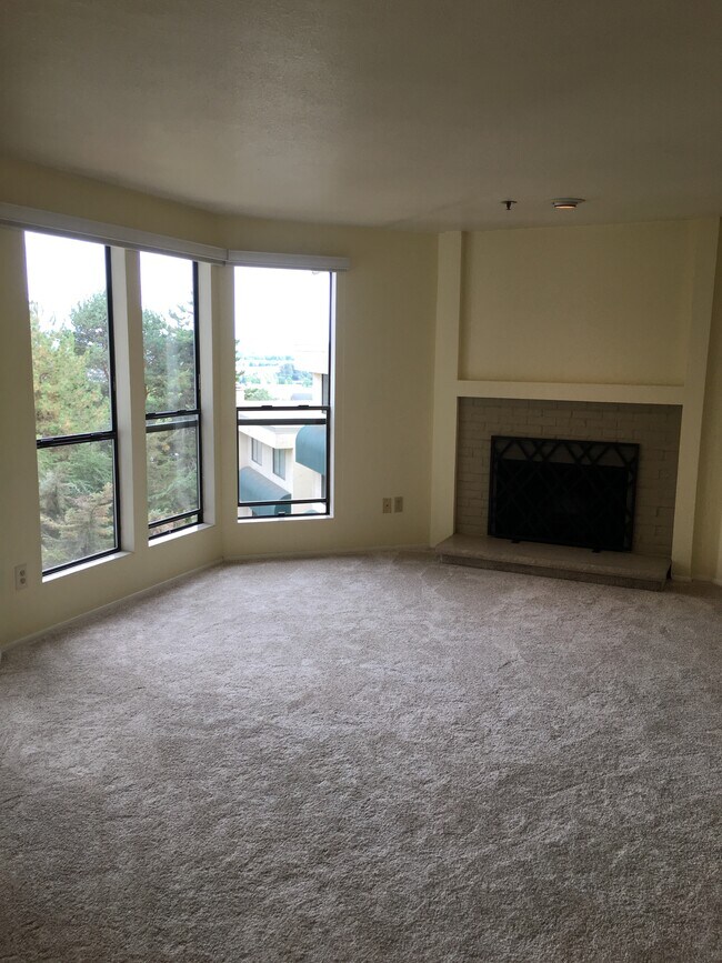 Living Room w/Fireplace - 15249 Sunwood Blvd