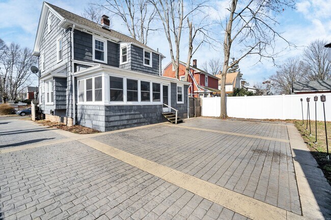 Building Photo - 19 Martin St