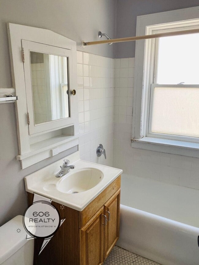 Building Photo - Andersonville Apartments!